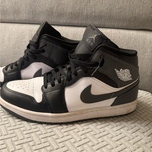 Jordan Men's Black and White Mid-Top Sneakers